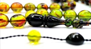 Sistemli Püsküllü Beyzi Kesim Yeşil Renk Sıkma Kehribar Tesbih