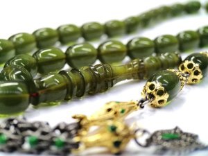 Mineli Püsküllü Kalem İşçilikli İmameli Kapsül Kesim Yeşil Renk Ateş Kehribar Tesbih